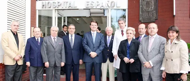  Fern&aacute;ndez Ma&ntilde;ueco y F&eacute;lixo Colsa posan con los directivos del Hospital Espa&ntilde;ol. 