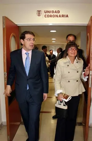 Fernández Mañueco y Julia Hernando, en su recorrido por las Unidades Coronaria y de Hemodinamia del Hospital.