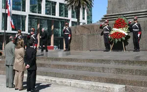  La embajadora Aurora Díaz y el presidente Torres, en la ofrenda a Artigas.