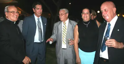 El cardenal Jaime Ortega y Manuel Cacho –ambos a la izda.– fraternizaron con dirigentes de la emigración española en Cuba.