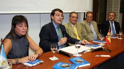 De izda. a dcha.: Julia Hernando; Alfonso Fernández, Pedro Bello, Pedro Martín y Félix Colsa.