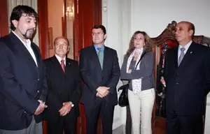 Mañueco se sumó al homenaje a Manuel de Celis, junto a los dos hijos del ex dirigente, Adriana y Alberto.