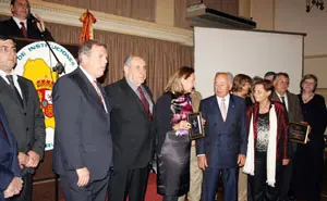  La embajadora de España, junto al presidente del Centro Asturiano, José Vigil, y María José Ramos, entre otros, con la réplica de la Cruz de la Victoria.