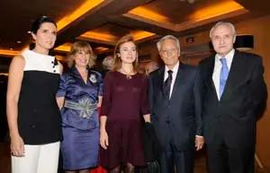  De izqda. a dcha., Pilar Rojo, Blanca Garc&iacute;a Montenegro, presidenta de &lsquo;El Progreso de Lugo&rsquo;, Marta Fern&aacute;ndez Curr&aacute;s, Julio Fern&aacute;ndez Gayoso y Jos&eacute; Ram&oacute;n &Oacute;nega, la pasada semana, en Madrid.