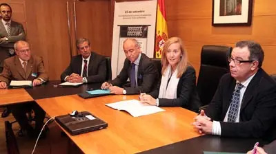  Marta Gonz&aacute;lez y Santiago Camba &ndash;en el centro&ndash;, durante la firma con los responsables de las ONG. 