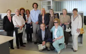 El grupo de madrileños junto al director de la Biblioteca, Pablo Miguel Murray.
