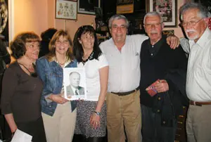 Leli Baltar, G. Pereira, Sandra, Carlos Vello, Alberto Portas y A. Torres, con la foto del homenajeado.