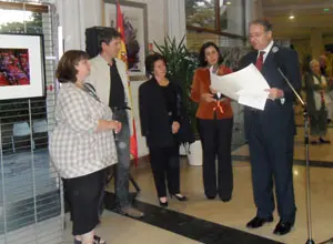  Yolanda, Pedro e Isabel, hijos y esposa de Rom&aacute;n, reciben del c&oacute;nsul, Josep Mar&iacute;a Bosch, la medalla a t&iacute;tulo p&oacute;stumo de Rom&aacute;n Alonso.