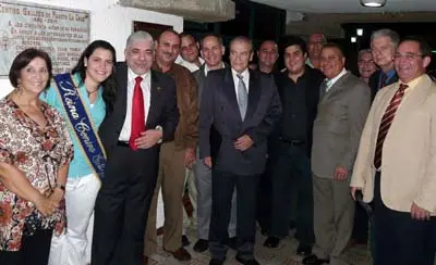 Directivos y ex directivos del CGPLC, junto a la reina, y Juan Manuel Gir&aacute;ldez P&eacute;rez, tras develar la placa conmemorativa de los primeros 50 a&ntilde;os.