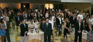  Los asistentes a la celebración del pasado año escuchan de pie el himno del Principado: ‘Asturias patria querida’.