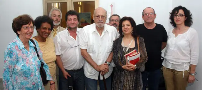  Pilar Pin, flanqueada por Retamar y Silvio Rodr&iacute;guez, durante la presentaci&oacute;n del documental. 