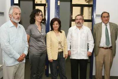  Las autoridades, durante la visita a la nueva sede de la Oficina. 