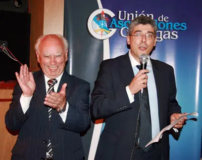  Ildefonso de la Campa recoge el premio en nombre de Santiago Camba.