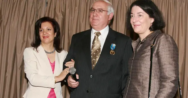  Pilar Pin y Anna Terr&oacute;n, junto a Manuel Ramos que ya lleva puesta la Medalla de la Emigraci&oacute;n. 