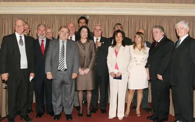  Anna Terr&oacute;n y Pilar Pin, con la directiva de la Casa de Galicia. 