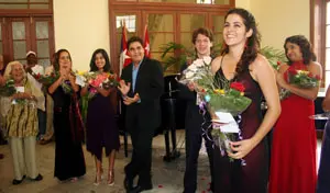 La vencedora, Yamilé Sánchez, con un ramo de flores, tras obtener la aprobación del público y de los críticos.