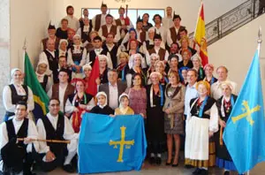 El grupo ‘Raíces Asturianas’ en Brasil, junto a autoridades del Principado.