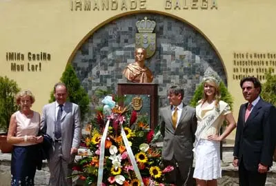  Filomena Ruiz de Jim&eacute;nez; Antonio Pi&ntilde;&oacute;n y Jos&eacute; Casas, presidente y secretario general HGV, respectivamente; Andrea Iglesias, reina HGV; y An&iacute;bal Jim&eacute;nez, c&oacute;nsul general, en la ofrenda floral al Libertador.