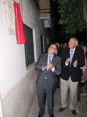 Descubrimiento del escudo en la sede.