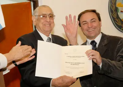 Francisco Rodríguez –a la izda.– recibe la distinción que le otorgó el Concejo Municipal.