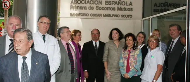  Anna Terr&oacute;n y Pilar Pin posan con los directivos de la Sociedad Espa&ntilde;ola de Socorros Mutuos a la entrada de la instituci&oacute;n.