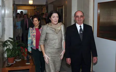  El presidente de la Sociedad Espa&ntilde;ola de Socorros Mutuos, Jos&eacute; Mar&iacute;a Garc&iacute;a, recibi&oacute; a Terr&oacute;n y a Pin.