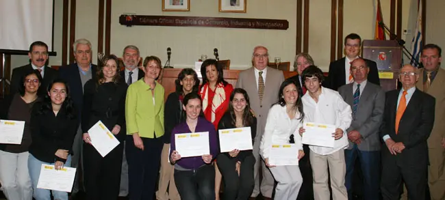 Pilar Pin posa con los participantes en el programa de pr&aacute;cticas laborales. 