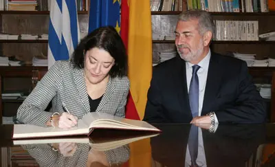  Anna Terr&oacute;n firma, en presencia de Manuel Barros, el libro de la C&aacute;mara de Comercio.