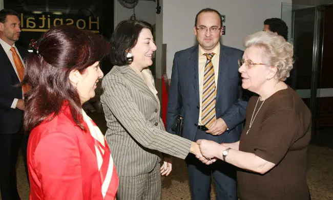  La presidenta del Hospital Espa&ntilde;ol, Elma Espis&uacute;a, recibe a Anna Terr&oacute;n y Pilar Pin a la llegada a la instituci&oacute;n. 