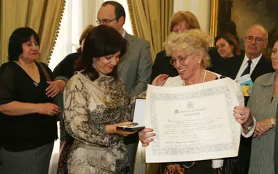 Pilar Pin y Dolores Rial con el diploma y la Medalla de Oro de la Emigraci&oacute;n de Maruxa Boga.