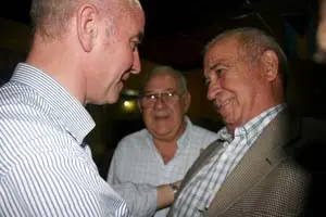 El secretario xeral Santiago Camba saluda a Rolando P&eacute;rez, durante su &uacute;ltima estancia en la isla caribe&ntilde;a.