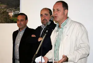 El alcalde de Xove, Demetrio Salgueiro &ndash;en primer t&eacute;rmino&ndash;, con los alcaldes de Lourenz&aacute;, Vidal Mart&iacute;nez, y Trabada, Jos&eacute; Manuel Y&aacute;&ntilde;ez, durante la comida con los vecinos de la comarca en Buenos Aires.