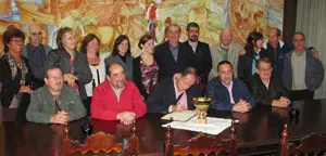  Los alcaldes firmaron en el libro de oro del Centro Gallego de Mar del Plata.