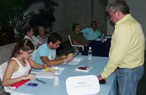  Un instante de las mesas de verificaci&oacute;n de datos para la votaci&oacute;n.