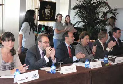 Detalle de la mesa presidencial con los duques y Javier Muñoz.