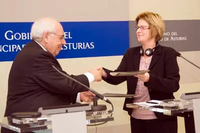  Vicente Álvarez Areces y Ulla Astman se intercambian las carpetas durante el acto de firma del convenio.
