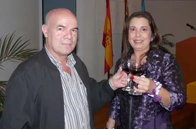 El presidente saliente y la nueva presidenta brindan por el bienestar del CAC.