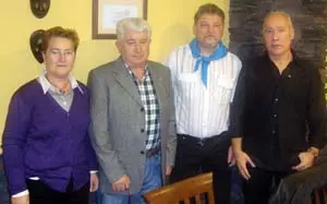La viceconsejera, junto al ‘Allerano 2010’ y dos directivos de la Asociación ‘Amigos de Moreda y Llanes’.