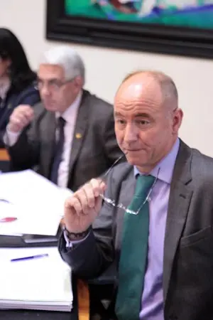  El secretario xeral de Emigraci&oacute;n, durante su intervenci&oacute;n en la Comisi&oacute;n Institucional del Parlamento gallego.