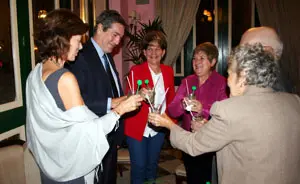 El embajador, Manuel Cacho, y su esposa, Maite García, brindan con los agasajados madrileños.