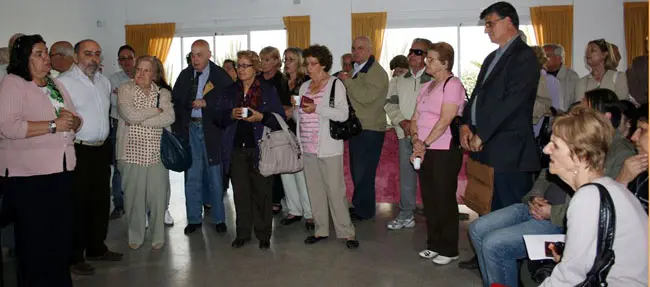 Guillermina Hernández recibe el saludo de los canarios. Con ellos, el presidente de la asociación canaria zona Norte.