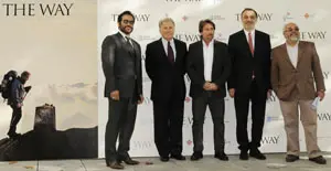  David Alexanian, Martin Sheen, Emilio Est&eacute;vez, Roberto Varela y Julio Fern&aacute;ndez, durante la presentaci&oacute;n.