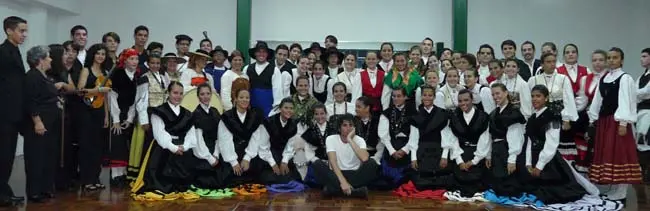  El profesor de baile gallego &Oacute;scar Cobo Mart&iacute;nez &ndash;sentado al centro&ndash;, rodeado por los integrantes de &lsquo;Aires Galegos&rsquo; del CGPLC; &lsquo;Lembranzas&rsquo; de la HGV; Grupo de Danzas &lsquo;Alborada&rsquo; y el Grupo de Gaitas &lsquo;Cachafeiro&rsquo; del CGM; Grupo