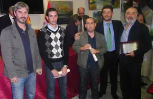 Los ganadores del concurso de pintura, junto a los responsables de la Federación de Casas Regionales.