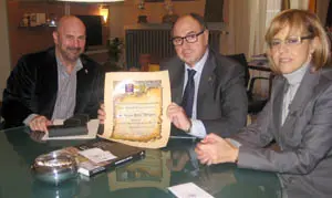 Enrique Martín recibió el título de manos de Gustavo García Solano.