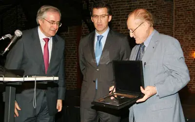 El embajador de España, el presidente gallego y el presidente del centro, en el acto.
