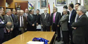  Basilio Losada &ndash;no centro&ndash;, xunto coas persoas que participaron na homenaxe da asociaci&oacute;n.