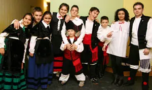  Los integrantes del grupo juvenil &lsquo;Follas Novas&rsquo; son los encargados de dar continuidad a la cultura musical gallega.