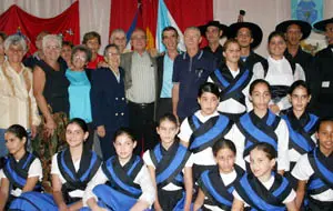  Jos&eacute; Garc&iacute;a &ndash;en el centro&ndash; festej&oacute; con la comunidad.