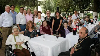  Dirigentes de la colectividad, junto a ancianos residentes del ‘Hogar’.